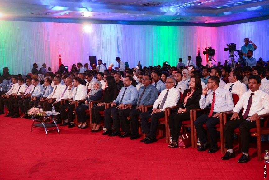  25 ޑިސެމްބަރ 2016: ނުކުޅެދުންތެރިކަން ހުންނަ 100 މީހަކަށް ފެނަކަ ކޯޕަރޭޝަންގެ ފަރާތުން ވަޒީފާ ހަމަޖައްސަވައި ދެއްވުމަށް މިއަދު ދަރުބާރުގޭގައި ބޭއްވި ރަސްމިއްޔާތުގެ ތެރެއިން--ސަން ފޮޓޯ/ މުހައްމަދު އަފްރާހް
