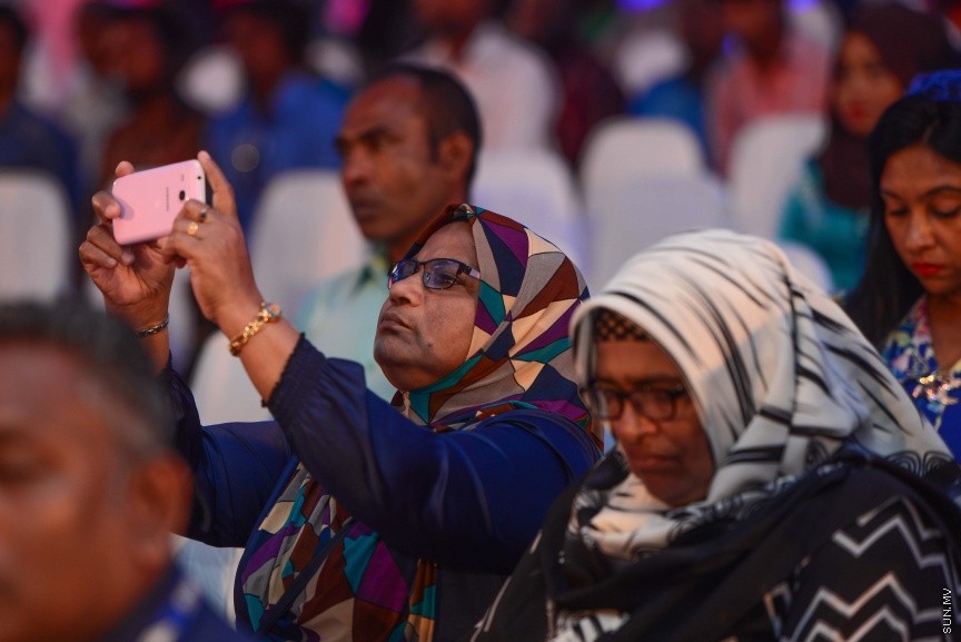  25 ޑިސެމްބަރ 2016: ނުކުޅެދުންތެރިކަން ހުންނަ 100 މީހަކަށް ފެނަކަ ކޯޕަރޭޝަންގެ ފަރާތުން ވަޒީފާ ހަމަޖައްސަވައި ދެއްވުމަށް މިއަދު ދަރުބާރުގޭގައި ބޭއްވި ރަސްމިއްޔާތުގެ ތެރެއިން--ސަން ފޮޓޯ/ މުހައްމަދު އަފްރާހް
