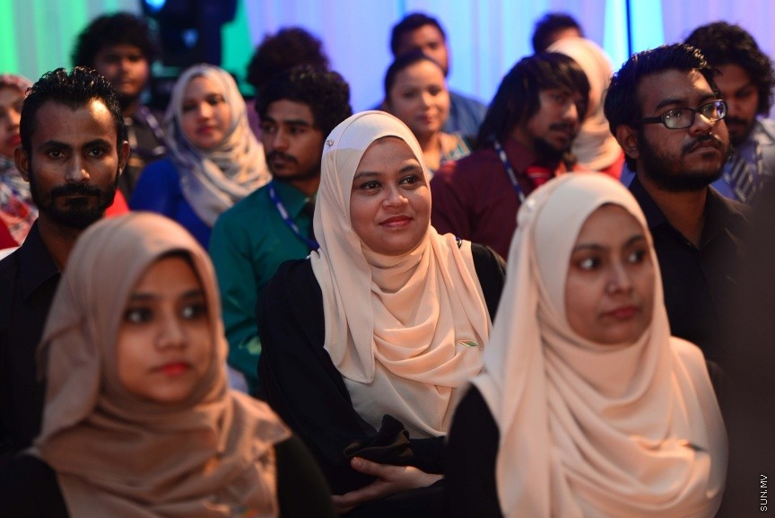  25 ޑިސެމްބަރ 2016: ނުކުޅެދުންތެރިކަން ހުންނަ 100 މީހަކަށް ފެނަކަ ކޯޕަރޭޝަންގެ ފަރާތުން ވަޒީފާ ހަމަޖައްސަވައި ދެއްވުމަށް މިއަދު ދަރުބާރުގޭގައި ބޭއްވި ރަސްމިއްޔާތުގެ ތެރެއިން--ސަން ފޮޓޯ/ މުހައްމަދު އަފްރާހް