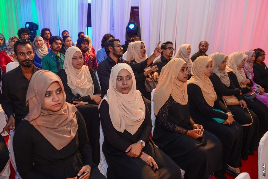  25 ޑިސެމްބަރ 2016: ނުކުޅެދުންތެރިކަން ހުންނަ 100 މީހަކަށް ފެނަކަ ކޯޕަރޭޝަންގެ ފަރާތުން ވަޒީފާ ހަމަޖައްސަވައި ދެއްވުމަށް މިއަދު ދަރުބާރުގޭގައި ބޭއްވި ރަސްމިއްޔާތުގެ ތެރެއިން--ސަން ފޮޓޯ/ މުހައްމަދު އަފްރާހް