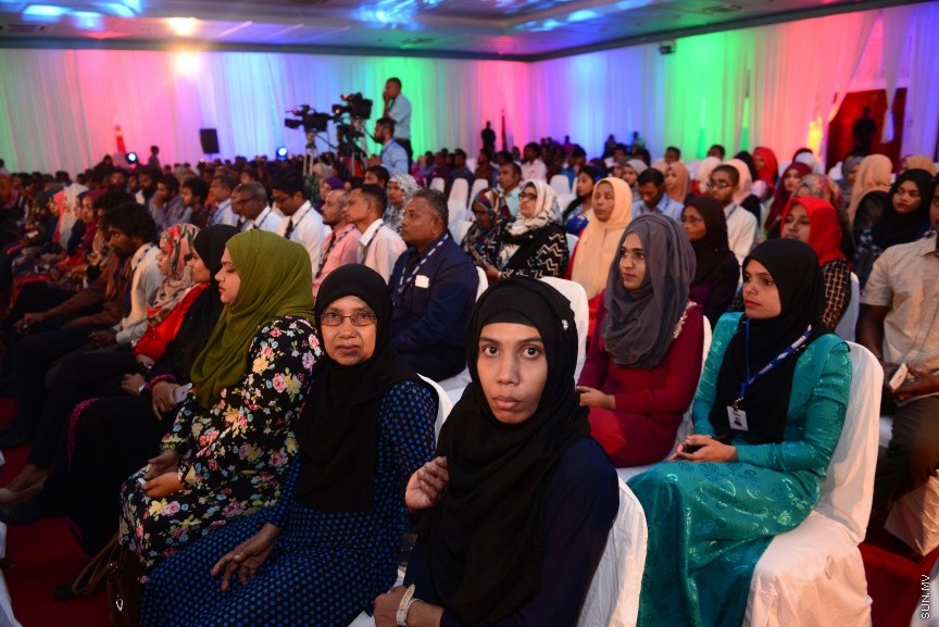  25 ޑިސެމްބަރ 2016: ނުކުޅެދުންތެރިކަން ހުންނަ 100 މީހަކަށް ފެނަކަ ކޯޕަރޭޝަންގެ ފަރާތުން ވަޒީފާ ހަމަޖައްސަވައި ދެއްވުމަށް މިއަދު ދަރުބާރުގޭގައި ބޭއްވި ރަސްމިއްޔާތުގެ ތެރެއިން--ސަން ފޮޓޯ/ މުހައްމަދު އަފްރާހް