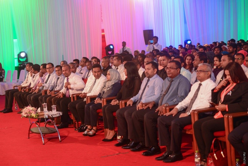  25 ޑިސެމްބަރ 2016: ނުކުޅެދުންތެރިކަން ހުންނަ 100 މީހަކަށް ފެނަކަ ކޯޕަރޭޝަންގެ ފަރާތުން ވަޒީފާ ހަމަޖައްސަވައި ދެއްވުމަށް މިއަދު ދަރުބާރުގޭގައި ބޭއްވި ރަސްމިއްޔާތުގެ ތެރެއިން--ސަން ފޮޓޯ/ މުހައްމަދު އަފްރާހް