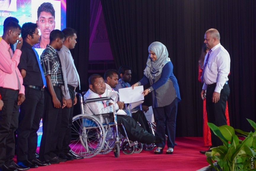  25 ޑިސެމްބަރ 2016: ނުކުޅެދުންތެރިކަން ހުންނަ 100 މީހަކަށް ފެނަކަ ކޯޕަރޭޝަންގެ ފަރާތުން ވަޒީފާ ހަމަޖައްސަވައި ދެއްވުމަށް މިއަދު ދަރުބާރުގޭގައި ބޭއްވި ރަސްމިއްޔާތުގެ ތެރެއިން--ސަން ފޮޓޯ/ މުހައްމަދު އަފްރާހް