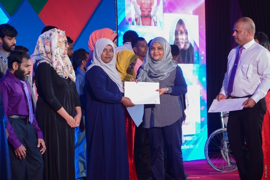  25 ޑިސެމްބަރ 2016: ނުކުޅެދުންތެރިކަން ހުންނަ 100 މީހަކަށް ފެނަކަ ކޯޕަރޭޝަންގެ ފަރާތުން ވަޒީފާ ހަމަޖައްސަވައި ދެއްވުމަށް މިއަދު ދަރުބާރުގޭގައި ބޭއްވި ރަސްމިއްޔާތުގެ ތެރެއިން--ސަން ފޮޓޯ/ މުހައްމަދު އަފްރާހް