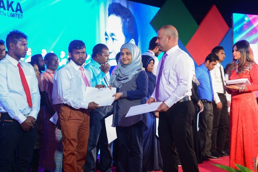  25 ޑިސެމްބަރ 2016: ނުކުޅެދުންތެރިކަން ހުންނަ 100 މީހަކަށް ފެނަކަ ކޯޕަރޭޝަންގެ ފަރާތުން ވަޒީފާ ހަމަޖައްސަވައި ދެއްވުމަށް މިއަދު ދަރުބާރުގޭގައި ބޭއްވި ރަސްމިއްޔާތުގެ ތެރެއިން--ސަން ފޮޓޯ/ މުހައްމަދު އަފްރާހް