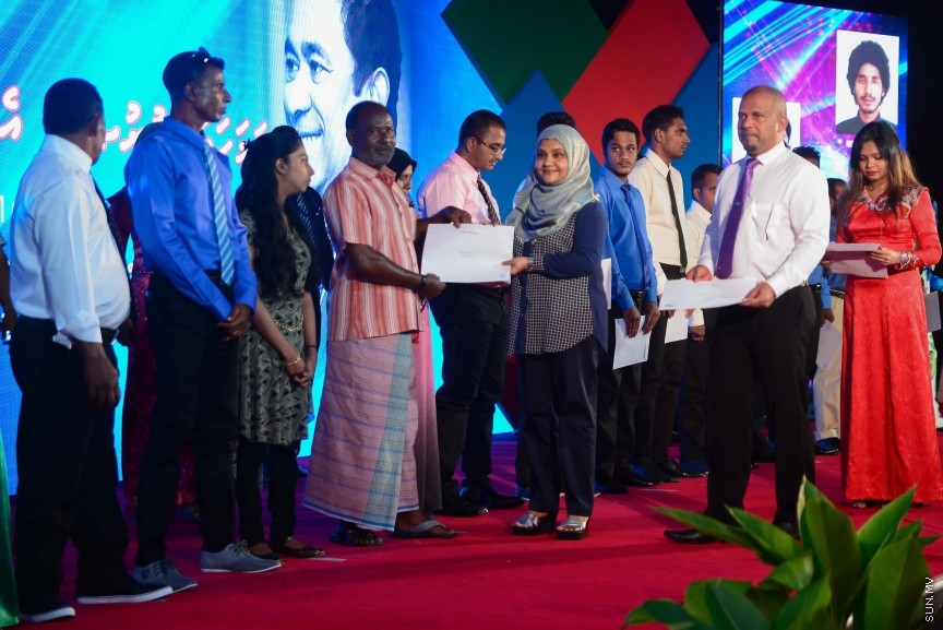  25 ޑިސެމްބަރ 2016: ނުކުޅެދުންތެރިކަން ހުންނަ 100 މީހަކަށް ފެނަކަ ކޯޕަރޭޝަންގެ ފަރާތުން ވަޒީފާ ހަމަޖައްސަވައި ދެއްވުމަށް މިއަދު ދަރުބާރުގޭގައި ބޭއްވި ރަސްމިއްޔާތުގެ ތެރެއިން--ސަން ފޮޓޯ/ މުހައްމަދު އަފްރާހް