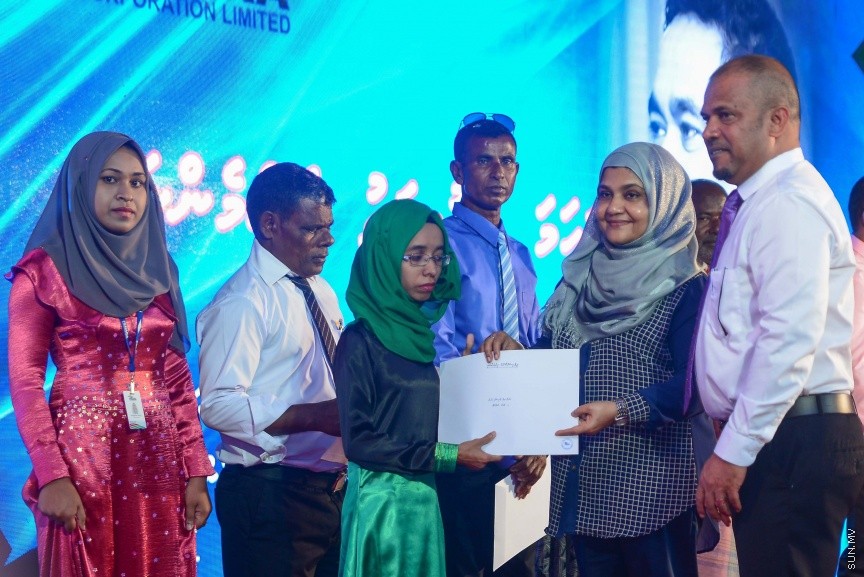  25 ޑިސެމްބަރ 2016: ނުކުޅެދުންތެރިކަން ހުންނަ 100 މީހަކަށް ފެނަކަ ކޯޕަރޭޝަންގެ ފަރާތުން ވަޒީފާ ހަމަޖައްސަވައި ދެއްވުމަށް މިއަދު ދަރުބާރުގޭގައި ބޭއްވި ރަސްމިއްޔާތުގެ ތެރެއިން--ސަން ފޮޓޯ/ މުހައްމަދު އަފްރާހް