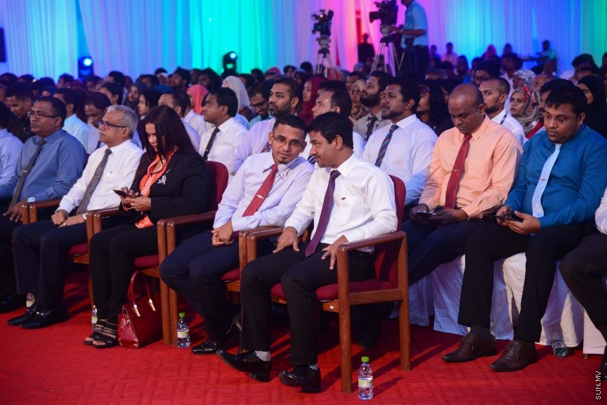  25 ޑިސެމްބަރ 2016: ނުކުޅެދުންތެރިކަން ހުންނަ 100 މީހަކަށް ފެނަކަ ކޯޕަރޭޝަންގެ ފަރާތުން ވަޒީފާ ހަމަޖައްސަވައި ދެއްވުމަށް މިއަދު ދަރުބާރުގޭގައި ބޭއްވި ރަސްމިއްޔާތުގެ ތެރެއިން--ސަން ފޮޓޯ/ މުހައްމަދު އަފްރާހް