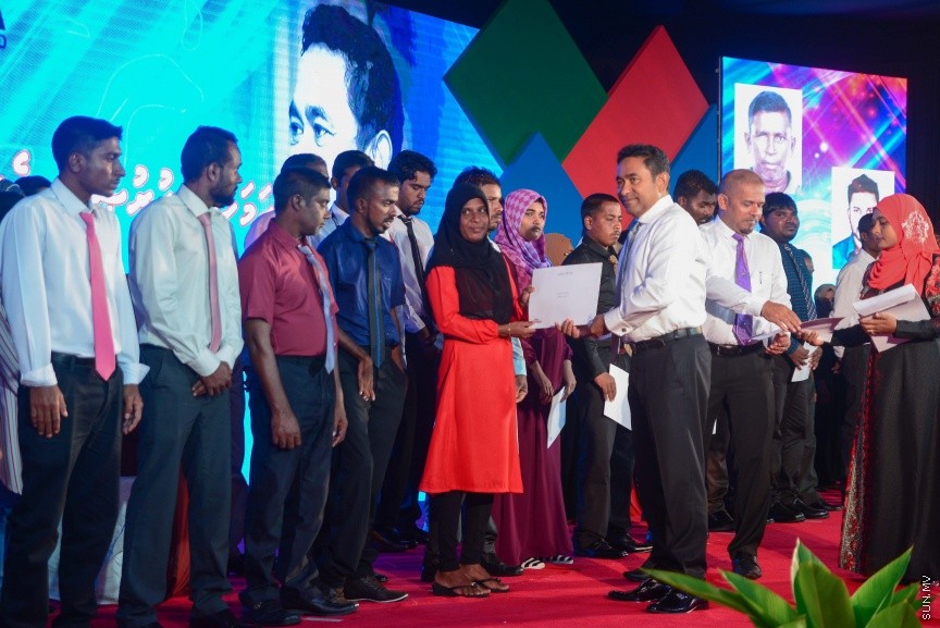  25 ޑިސެމްބަރ 2016: ނުކުޅެދުންތެރިކަން ހުންނަ 100 މީހަކަށް ފެނަކަ ކޯޕަރޭޝަންގެ ފަރާތުން ވަޒީފާ ހަމަޖައްސަވައި ދެއްވުމަށް މިއަދު ދަރުބާރުގޭގައި ބޭއްވި ރަސްމިއްޔާތުގެ ތެރެއިން--ސަން ފޮޓޯ/ މުހައްމަދު އަފްރާހް
