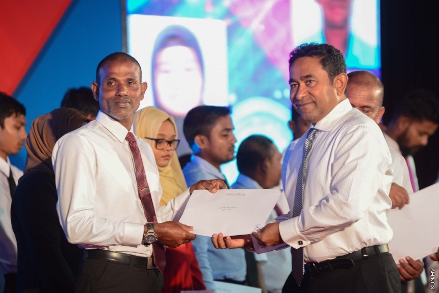  25 ޑިސެމްބަރ 2016: ނުކުޅެދުންތެރިކަން ހުންނަ 100 މީހަކަށް ފެނަކަ ކޯޕަރޭޝަންގެ ފަރާތުން ވަޒީފާ ހަމަޖައްސަވައި ދެއްވުމަށް މިއަދު ދަރުބާރުގޭގައި ބޭއްވި ރަސްމިއްޔާތުގެ ތެރެއިން--ސަން ފޮޓޯ/ މުހައްމަދު އަފްރާހް