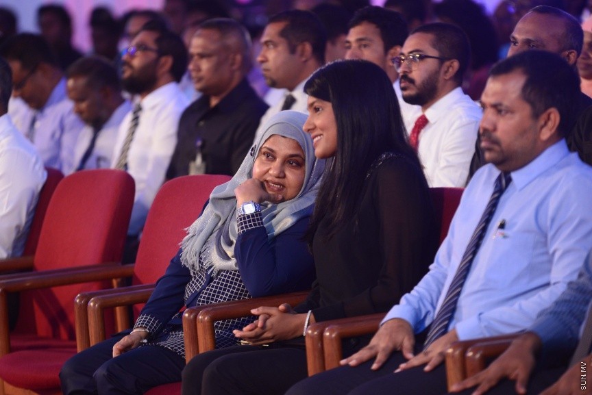  25 ޑިސެމްބަރ 2016: ނުކުޅެދުންތެރިކަން ހުންނަ 100 މީހަކަށް ފެނަކަ ކޯޕަރޭޝަންގެ ފަރާތުން ވަޒީފާ ހަމަޖައްސަވައި ދެއްވުމަށް މިއަދު ދަރުބާރުގޭގައި ބޭއްވި ރަސްމިއްޔާތުގެ ތެރެއިން--ސަން ފޮޓޯ/ މުހައްމަދު އަފްރާހް