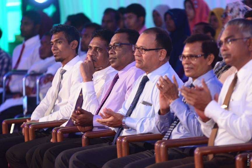  25 ޑިސެމްބަރ 2016: ނުކުޅެދުންތެރިކަން ހުންނަ 100 މީހަކަށް ފެނަކަ ކޯޕަރޭޝަންގެ ފަރާތުން ވަޒީފާ ހަމަޖައްސަވައި ދެއްވުމަށް މިއަދު ދަރުބާރުގޭގައި ބޭއްވި ރަސްމިއްޔާތުގެ ތެރެއިން--ސަން ފޮޓޯ/ މުހައްމަދު އަފްރާހް