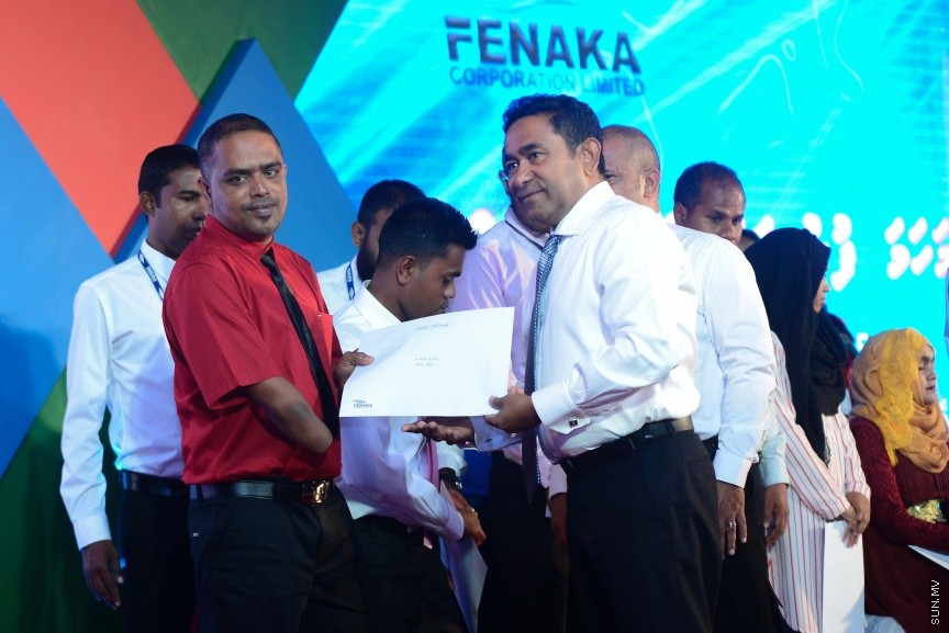  25 ޑިސެމްބަރ 2016: ނުކުޅެދުންތެރިކަން ހުންނަ 100 މީހަކަށް ފެނަކަ ކޯޕަރޭޝަންގެ ފަރާތުން ވަޒީފާ ހަމަޖައްސަވައި ދެއްވުމަށް މިއަދު ދަރުބާރުގޭގައި ބޭއްވި ރަސްމިއްޔާތުގެ ތެރެއިން--ސަން ފޮޓޯ/ މުހައްމަދު އަފްރާހް