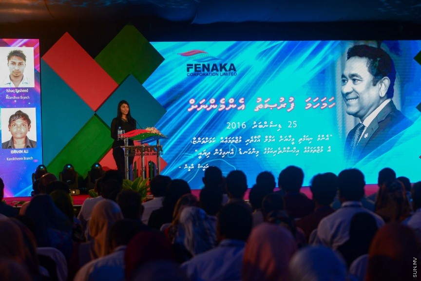  25 ޑިސެމްބަރ 2016: ނުކުޅެދުންތެރިކަން ހުންނަ 100 މީހަކަށް ފެނަކަ ކޯޕަރޭޝަންގެ ފަރާތުން ވަޒީފާ ހަމަޖައްސަވައި ދެއްވުމަށް މިއަދު ދަރުބާރުގޭގައި ބޭއްވި ރަސްމިއްޔާތުގެ ތެރެއިން--ސަން ފޮޓޯ/ މުހައްމަދު އަފްރާހް