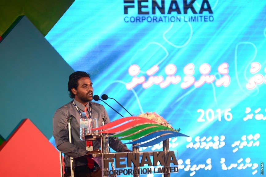  25 ޑިސެމްބަރ 2016: ނުކުޅެދުންތެރިކަން ހުންނަ 100 މީހަކަށް ފެނަކަ ކޯޕަރޭޝަންގެ ފަރާތުން ވަޒީފާ ހަމަޖައްސަވައި ދެއްވުމަށް މިއަދު ދަރުބާރުގޭގައި ބޭއްވި ރަސްމިއްޔާތުގެ ތެރެއިން--ސަން ފޮޓޯ/ މުހައްމަދު އަފްރާހް