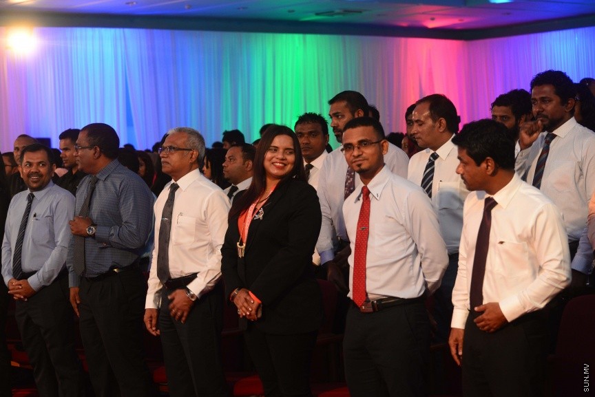  25 ޑިސެމްބަރ 2016: ނުކުޅެދުންތެރިކަން ހުންނަ 100 މީހަކަށް ފެނަކަ ކޯޕަރޭޝަންގެ ފަރާތުން ވަޒީފާ ހަމަޖައްސަވައި ދެއްވުމަށް މިއަދު ދަރުބާރުގޭގައި ބޭއްވި ރަސްމިއްޔާތުގެ ތެރެއިން--ސަން ފޮޓޯ/ މުހައްމަދު އަފްރާހް