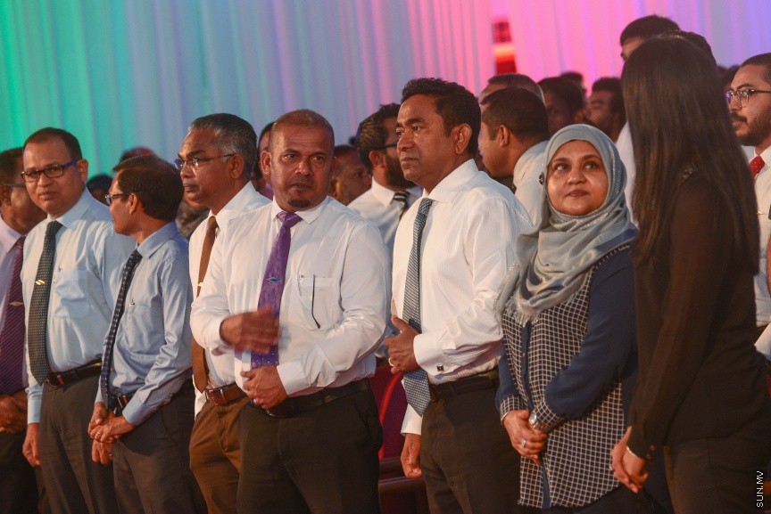  25 ޑިސެމްބަރ 2016: ނުކުޅެދުންތެރިކަން ހުންނަ 100 މީހަކަށް ފެނަކަ ކޯޕަރޭޝަންގެ ފަރާތުން ވަޒީފާ ހަމަޖައްސަވައި ދެއްވުމަށް މިއަދު ދަރުބާރުގޭގައި ބޭއްވި ރަސްމިއްޔާތުގެ ތެރެއިން--ސަން ފޮޓޯ/ މުހައްމަދު އަފްރާހް