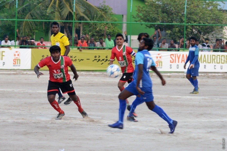 ޑިސެމްބަރ 27، 2016: ސިޔާމް-މައުރޫފް ސޮކާ ކަޕްގެ ފައިނަލުގައި ކެނދިކުޅުދޫ އާއި ހޮޅުދޫ ބައްދަލުކުރި މެޗުގެ ތެރެއިން: ފައިނަލް މެޗުގެ ހާއްސަ މެހެމާނެއްގެ ގޮތުގައި ބައިވެރިވެ ވަޑައިގެންފައިވަނީ، ބާސެލޯނާގެ ކުރީގެ ކެޕްޓަން ކާލޯސް ޕުޔޯލް -- ސަން ފޮޓޯ/ އާތިފް 