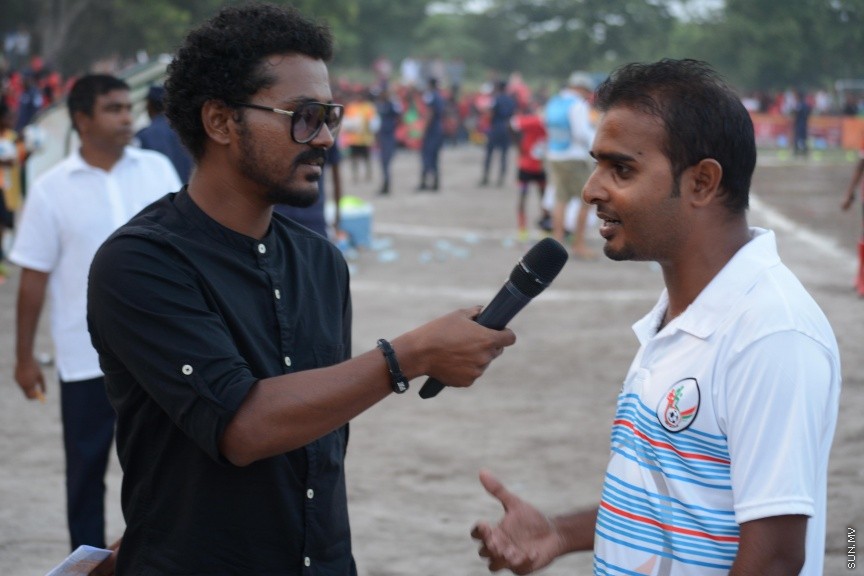 ޑިސެމްބަރ 27، 2016: ސިޔާމް-މައުރޫފް ސޮކާ ކަޕްގެ ފައިނަލުގައި ކެނދިކުޅުދޫ އާއި ހޮޅުދޫ ބައްދަލުކުރި މެޗުގެ ތެރެއިން: ފައިނަލް މެޗުގެ ހާއްސަ މެހެމާނެއްގެ ގޮތުގައި ބައިވެރިވެ ވަޑައިގެންފައިވަނީ، ބާސެލޯނާގެ ކުރީގެ ކެޕްޓަން ކާލޯސް ޕުޔޯލް -- ސަން ފޮޓޯ/ އާތިފް 