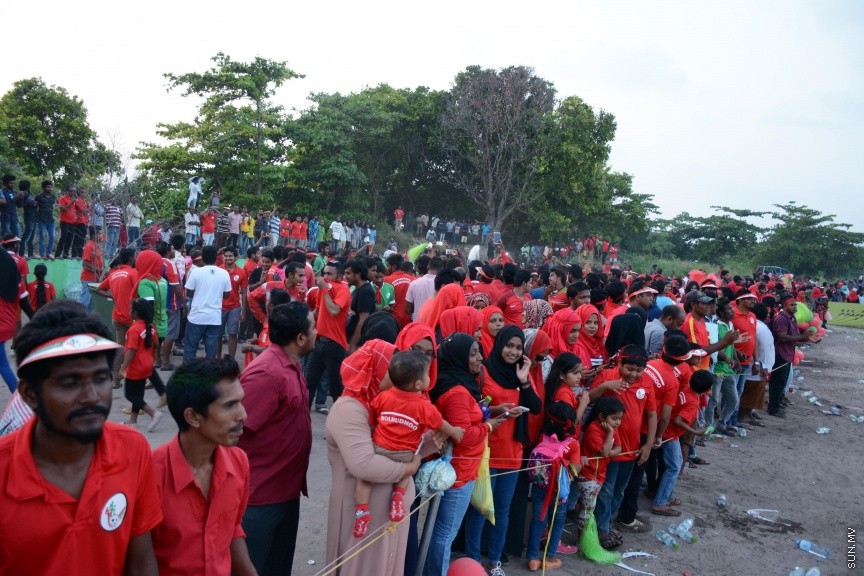 ޑިސެމްބަރ 27، 2016: ސިޔާމް-މައުރޫފް ސޮކާ ކަޕްގެ ފައިނަލުގައި ކެނދިކުޅުދޫ އާއި ހޮޅުދޫ ބައްދަލުކުރި މެޗުގެ ތެރެއިން: ފައިނަލް މެޗުގެ ހާއްސަ މެހެމާނެއްގެ ގޮތުގައި ބައިވެރިވެ ވަޑައިގެންފައިވަނީ، ބާސެލޯނާގެ ކުރީގެ ކެޕްޓަން ކާލޯސް ޕުޔޯލް -- ސަން ފޮޓޯ/ އާތިފް 