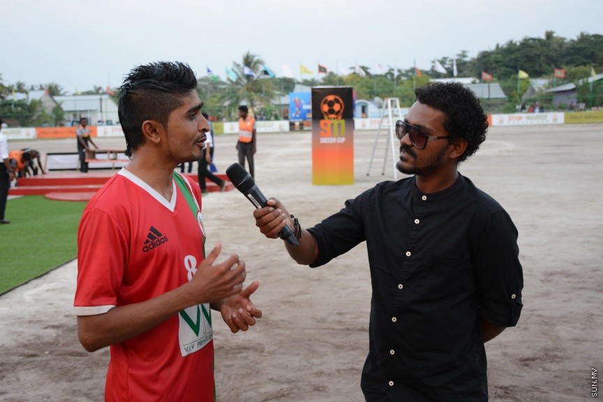 ޑިސެމްބަރ 27، 2016: ސިޔާމް-މައުރޫފް ސޮކާ ކަޕްގެ ފައިނަލުގައި ކެނދިކުޅުދޫ އާއި ހޮޅުދޫ ބައްދަލުކުރި މެޗުގެ ތެރެއިން: ފައިނަލް މެޗުގެ ހާއްސަ މެހެމާނެއްގެ ގޮތުގައި ބައިވެރިވެ ވަޑައިގެންފައިވަނީ، ބާސެލޯނާގެ ކުރީގެ ކެޕްޓަން ކާލޯސް ޕުޔޯލް -- ސަން ފޮޓޯ/ އާތިފް 
