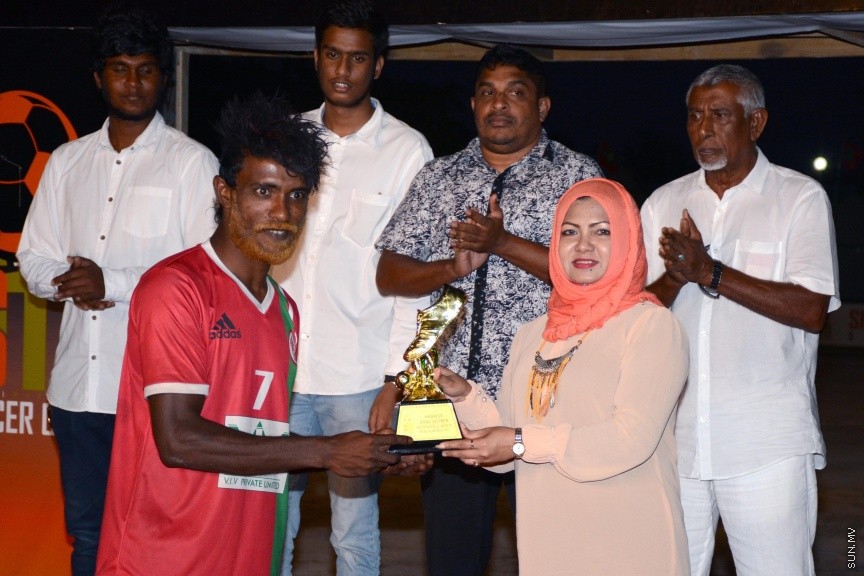ޑިސެމްބަރ 27، 2016: ސިޔާމް-މައުރޫފް ސޮކާ ކަޕްގެ ފައިނަލުގައި ކެނދިކުޅުދޫ އާއި ހޮޅުދޫ ބައްދަލުކުރި މެޗުގެ ތެރެއިން: ފައިނަލް މެޗުގެ ހާއްސަ މެހެމާނެއްގެ ގޮތުގައި ބައިވެރިވެ ވަޑައިގެންފައިވަނީ، ބާސެލޯނާގެ ކުރީގެ ކެޕްޓަން ކާލޯސް ޕުޔޯލް -- ސަން ފޮޓޯ/ އާތިފް 