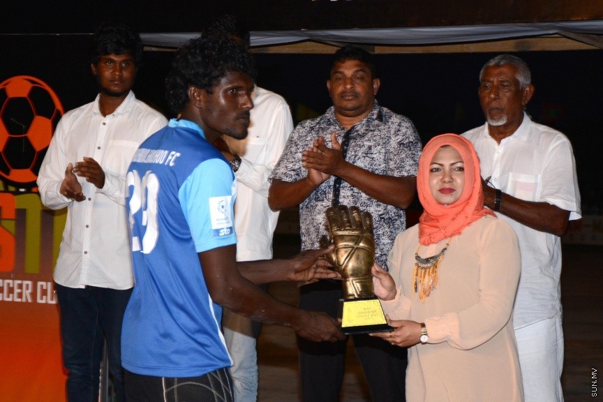 ޑިސެމްބަރ 27، 2016: ސިޔާމް-މައުރޫފް ސޮކާ ކަޕްގެ ފައިނަލުގައި ކެނދިކުޅުދޫ އާއި ހޮޅުދޫ ބައްދަލުކުރި މެޗުގެ ތެރެއިން: ފައިނަލް މެޗުގެ ހާއްސަ މެހެމާނެއްގެ ގޮތުގައި ބައިވެރިވެ ވަޑައިގެންފައިވަނީ، ބާސެލޯނާގެ ކުރީގެ ކެޕްޓަން ކާލޯސް ޕުޔޯލް -- ސަން ފޮޓޯ/ އާތިފް 