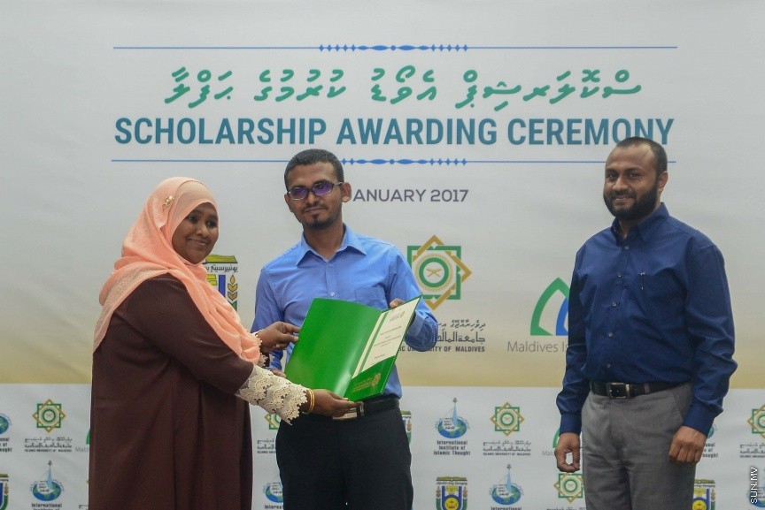 ޖެނުއަރީ 3، 2016: އިސްލާމީ ޔުނިވާސިޓީގެ ފަޜާތުން ސްކޮލަޝިޕް އެވޯޑް ކުރުމަށް މިރޭ ބޭއްވި ރަސްމިއްޔާތުގެ ތެރެއިން---ސަން ފޮޓޯ/ މުހައްމަދު އަފްރާހް