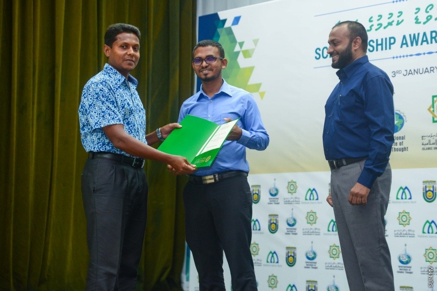 ޖެނުއަރީ 3، 2016: އިސްލާމީ ޔުނިވާސިޓީގެ ފަޜާތުން ސްކޮލަޝިޕް އެވޯޑް ކުރުމަށް މިރޭ ބޭއްވި ރަސްމިއްޔާތުގެ ތެރެއިން---ސަން ފޮޓޯ/ މުހައްމަދު އަފްރާހް