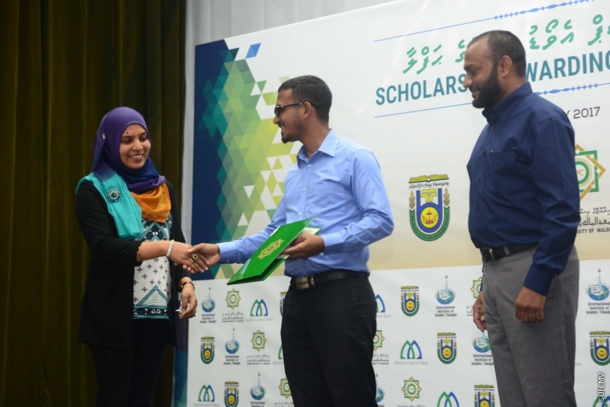 ޖެނުއަރީ 3، 2016: އިސްލާމީ ޔުނިވާސިޓީގެ ފަޜާތުން ސްކޮލަޝިޕް އެވޯޑް ކުރުމަށް މިރޭ ބޭއްވި ރަސްމިއްޔާތުގެ ތެރެއިން---ސަން ފޮޓޯ/ މުހައްމަދު އަފްރާހް