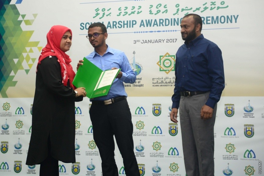 ޖެނުއަރީ 3، 2016: އިސްލާމީ ޔުނިވާސިޓީގެ ފަޜާތުން ސްކޮލަޝިޕް އެވޯޑް ކުރުމަށް މިރޭ ބޭއްވި ރަސްމިއްޔާތުގެ ތެރެއިން---ސަން ފޮޓޯ/ މުހައްމަދު އަފްރާހް