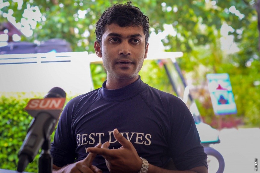 ސެންތާރާ ރަސް ފުށި ރިސޯޓުން ކުރިއަށްގެންދާ މުރަކަ އިންދުމުގެ ޕްރޮގްރާމްގެ ތެރެއިން : އެ ހަރަކާތުގައި ރިސޯޓުގެ މުވައްޒަފުންނާއި ފަތުރުވެރިން ބައިވެރިވެފައި ވެ --- ސަން ފޮޓޯ/ މުހައްމައު އަފްރާހް
