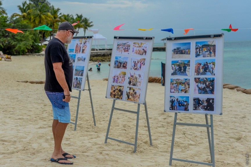 ސެންތާރާ ރަސް ފުށި ރިސޯޓުން ކުރިއަށްގެންދާ މުރަކަ އިންދުމުގެ ޕްރޮގްރާމްގެ ތެރެއިން : އެ ހަރަކާތުގައި ރިސޯޓުގެ މުވައްޒަފުންނާއި ފަތުރުވެރިން ބައިވެރިވެފައި ވެ --- ސަން ފޮޓޯ/ މުހައްމައު އަފްރާހް
