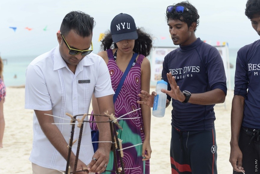 ސެންތާރާ ރަސް ފުށި ރިސޯޓުން ކުރިއަށްގެންދާ މުރަކަ އިންދުމުގެ ޕްރޮގްރާމްގެ ތެރެއިން : އެ ހަރަކާތުގައި ރިސޯޓުގެ މުވައްޒަފުންނާއި ފަތުރުވެރިން ބައިވެރިވެފައި ވެ --- ސަން ފޮޓޯ/ މުހައްމައު އަފްރާހް
