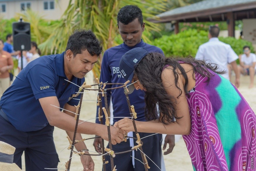 ސެންތާރާ ރަސް ފުށި ރިސޯޓުން ކުރިއަށްގެންދާ މުރަކަ އިންދުމުގެ ޕްރޮގްރާމްގެ ތެރެއިން : އެ ހަރަކާތުގައި ރިސޯޓުގެ މުވައްޒަފުންނާއި ފަތުރުވެރިން ބައިވެރިވެފައި ވެ --- ސަން ފޮޓޯ/ މުހައްމައު އަފްރާހް
