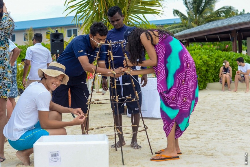 ސެންތާރާ ރަސް ފުށި ރިސޯޓުން ކުރިއަށްގެންދާ މުރަކަ އިންދުމުގެ ޕްރޮގްރާމްގެ ތެރެއިން : އެ ހަރަކާތުގައި ރިސޯޓުގެ މުވައްޒަފުންނާއި ފަތުރުވެރިން ބައިވެރިވެފައި ވެ --- ސަން ފޮޓޯ/ މުހައްމައު އަފްރާހް
