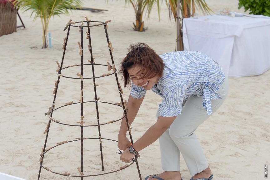 ސެންތާރާ ރަސް ފުށި ރިސޯޓުން ކުރިއަށްގެންދާ މުރަކަ އިންދުމުގެ ޕްރޮގްރާމްގެ ތެރެއިން : އެ ހަރަކާތުގައި ރިސޯޓުގެ މުވައްޒަފުންނާއި ފަތުރުވެރިން ބައިވެރިވެފައި ވެ --- ސަން ފޮޓޯ/ މުހައްމައު އަފްރާހް
