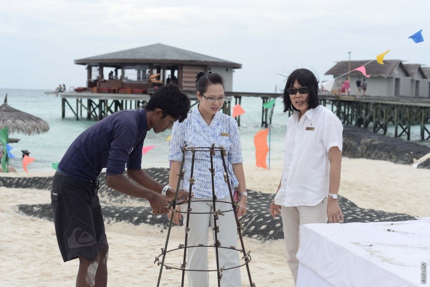 ސެންތާރާ ރަސް ފުށި ރިސޯޓުން ކުރިއަށްގެންދާ މުރަކަ އިންދުމުގެ ޕްރޮގްރާމްގެ ތެރެއިން : އެ ހަރަކާތުގައި ރިސޯޓުގެ މުވައްޒަފުންނާއި ފަތުރުވެރިން ބައިވެރިވެފައި ވެ --- ސަން ފޮޓޯ/ މުހައްމައު އަފްރާހް
