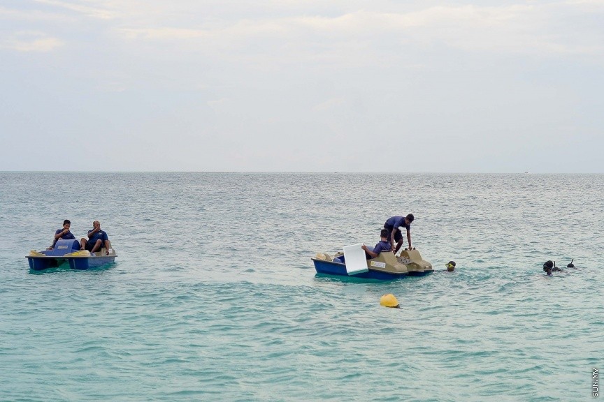 ސެންތާރާ ރަސް ފުށި ރިސޯޓުން ކުރިއަށްގެންދާ މުރަކަ އިންދުމުގެ ޕްރޮގްރާމްގެ ތެރެއިން : އެ ހަރަކާތުގައި ރިސޯޓުގެ މުވައްޒަފުންނާއި ފަތުރުވެރިން ބައިވެރިވެފައި ވެ --- ސަން ފޮޓޯ/ މުހައްމައު އަފްރާހް
