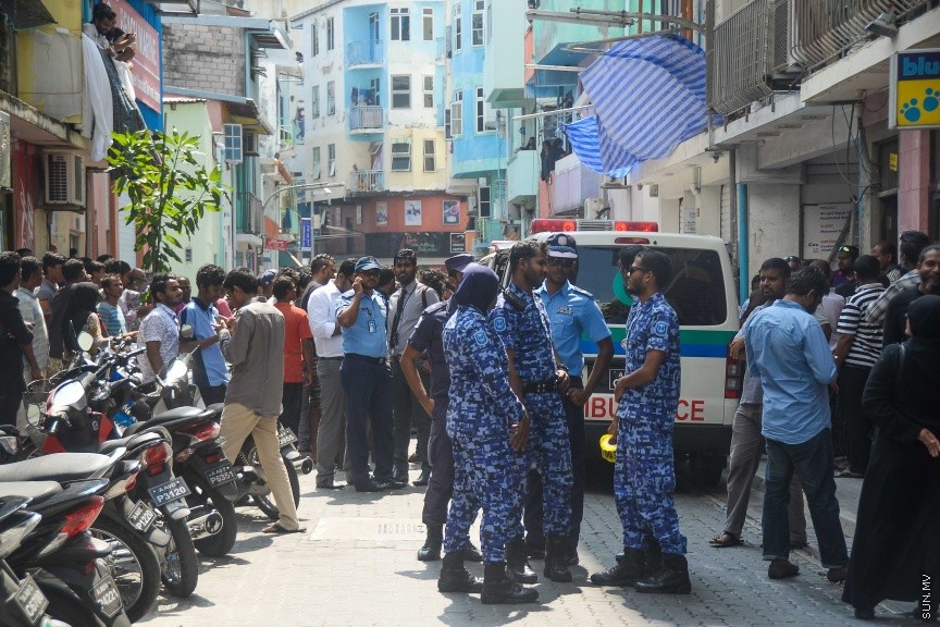 ޖެނުއަރީ 8، 2017: މާވެޔޮ މަގުގައި ހުރި މ. ލައިޓް ސިގްނަލް ގޭގެއިން މަރުވެފައި ތިބި ދެމަފިރިން ފެނުން:  ވިލުފުއްޓަށް ނިސްބަތްވާ އެ ދެ މީހުންގެ ތެރެއިން އަންހެން މީހާގެ އުމުރަކީ 40 އަހަރެ. އަދި ފިރިހެން މީހާގެ އުމުރަކީ 50 އަހަރު --- ސަން ފޮޓޯ/ މުހައްމަދު އަފްރާހް