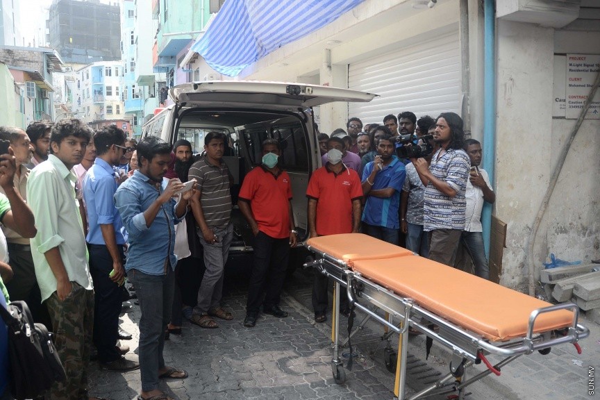 ޖެނުއަރީ 8، 2017: މާވެޔޮ މަގުގައި ހުރި މ. ލައިޓް ސިގްނަލް ގޭގެއިން މަރުވެފައި ތިބި ދެމަފިރިން ފެނުން:  ވިލުފުއްޓަށް ނިސްބަތްވާ އެ ދެ މީހުންގެ ތެރެއިން އަންހެން މީހާގެ އުމުރަކީ 40 އަހަރެ. އަދި ފިރިހެން މީހާގެ އުމުރަކީ 50 އަހަރު --- ސަން ފޮޓޯ/ މުހައްމަދު އަފްރާހް