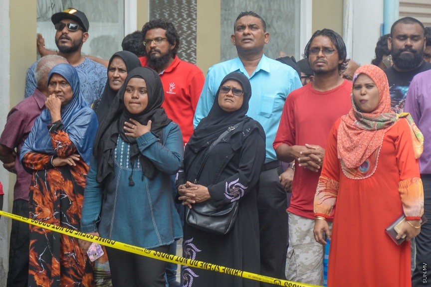 ޖެނުއަރީ 8، 2017: މާވެޔޮ މަގުގައި ހުރި މ. ލައިޓް ސިގްނަލް ގޭގެއިން މަރުވެފައި ތިބި ދެމަފިރިން ފެނުން:  ވިލުފުއްޓަށް ނިސްބަތްވާ އެ ދެ މީހުންގެ ތެރެއިން އަންހެން މީހާގެ އުމުރަކީ 40 އަހަރެ. އަދި ފިރިހެން މީހާގެ އުމުރަކީ 50 އަހަރު --- ސަން ފޮޓޯ/ މުހައްމަދު އަފްރާހް