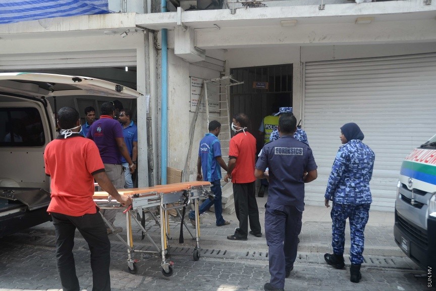 ޖެނުއަރީ 8، 2017: މާވެޔޮ މަގުގައި ހުރި މ. ލައިޓް ސިގްނަލް ގޭގެއިން މަރުވެފައި ތިބި ދެމަފިރިން ފެނުން:  ވިލުފުއްޓަށް ނިސްބަތްވާ އެ ދެ މީހުންގެ ތެރެއިން އަންހެން މީހާގެ އުމުރަކީ 40 އަހަރެ. އަދި ފިރިހެން މީހާގެ އުމުރަކީ 50 އަހަރު --- ސަން ފޮޓޯ/ މުހައްމަދު އަފްރާހް