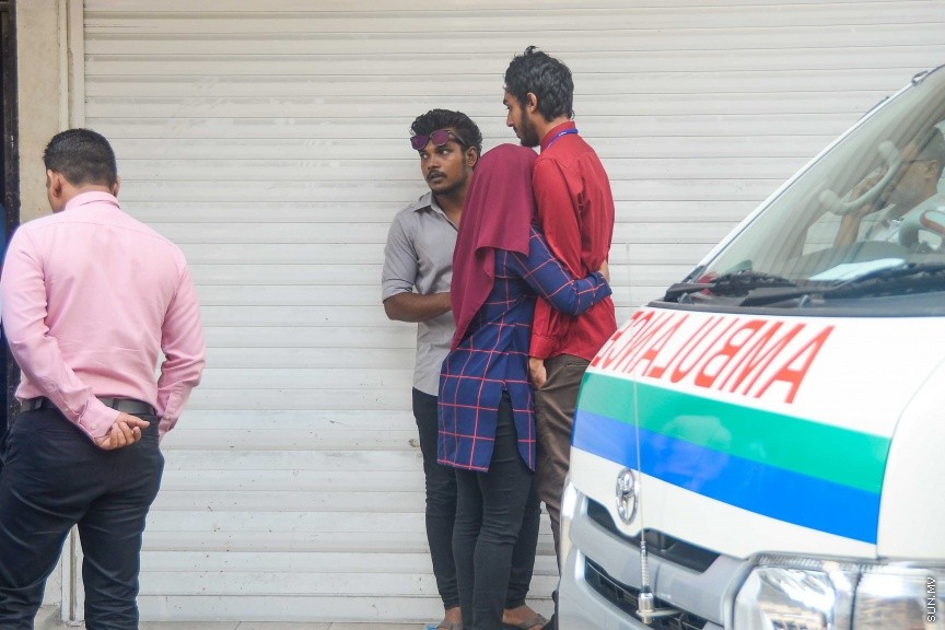 ޖެނުއަރީ 8، 2017: މާވެޔޮ މަގުގައި ހުރި މ. ލައިޓް ސިގްނަލް ގޭގެއިން މަރުވެފައި ތިބި ދެމަފިރިން ފެނުން:  ވިލުފުއްޓަށް ނިސްބަތްވާ އެ ދެ މީހުންގެ ތެރެއިން އަންހެން މީހާގެ އުމުރަކީ 40 އަހަރެ. އަދި ފިރިހެން މީހާގެ އުމުރަކީ 50 އަހަރު --- ސަން ފޮޓޯ/ މުހައްމަދު އަފްރާހް