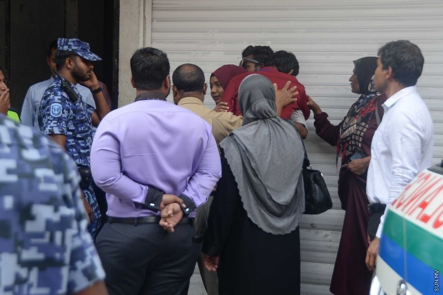ޖެނުއަރީ 8، 2017: މާވެޔޮ މަގުގައި ހުރި މ. ލައިޓް ސިގްނަލް ގޭގެއިން މަރުވެފައި ތިބި ދެމަފިރިން ފެނުން:  ވިލުފުއްޓަށް ނިސްބަތްވާ އެ ދެ މީހުންގެ ތެރެއިން އަންހެން މީހާގެ އުމުރަކީ 40 އަހަރެ. އަދި ފިރިހެން މީހާގެ އުމުރަކީ 50 އަހަރު --- ސަން ފޮޓޯ/ މުހައްމަދު އަފްރާހް