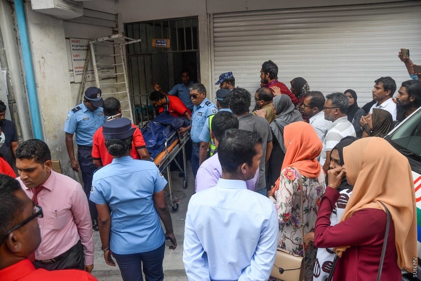ޖެނުއަރީ 8، 2017: މާވެޔޮ މަގުގައި ހުރި މ. ލައިޓް ސިގްނަލް ގޭގެއިން މަރުވެފައި ތިބި ދެމަފިރިން ފެނުން:  ވިލުފުއްޓަށް ނިސްބަތްވާ އެ ދެ މީހުންގެ ތެރެއިން އަންހެން މީހާގެ އުމުރަކީ 40 އަހަރެ. އަދި ފިރިހެން މީހާގެ އުމުރަކީ 50 އަހަރު --- ސަން ފޮޓޯ/ މުހައްމަދު އަފްރާހް