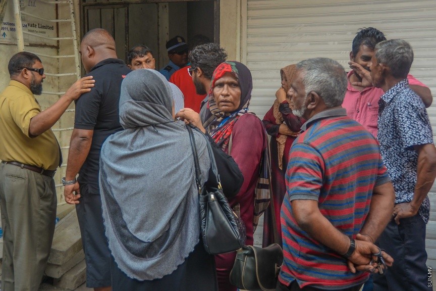 ޖެނުއަރީ 8، 2017: މާވެޔޮ މަގުގައި ހުރި މ. ލައިޓް ސިގްނަލް ގޭގެއިން މަރުވެފައި ތިބި ދެމަފިރިން ފެނުން:  ވިލުފުއްޓަށް ނިސްބަތްވާ އެ ދެ މީހުންގެ ތެރެއިން އަންހެން މީހާގެ އުމުރަކީ 40 އަހަރެ. އަދި ފިރިހެން މީހާގެ އުމުރަކީ 50 އަހަރު --- ސަން ފޮޓޯ/ މުހައްމަދު އަފްރާހް