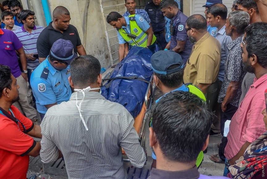 ޖެނުއަރީ 8، 2017: މާވެޔޮ މަގުގައި ހުރި މ. ލައިޓް ސިގްނަލް ގޭގެއިން މަރުވެފައި ތިބި ދެމަފިރިން ފެނުން:  ވިލުފުއްޓަށް ނިސްބަތްވާ އެ ދެ މީހުންގެ ތެރެއިން އަންހެން މީހާގެ އުމުރަކީ 40 އަހަރެ. އަދި ފިރިހެން މީހާގެ އުމުރަކީ 50 އަހަރު --- ސަން ފޮޓޯ/ މުހައްމަދު އަފްރާހް