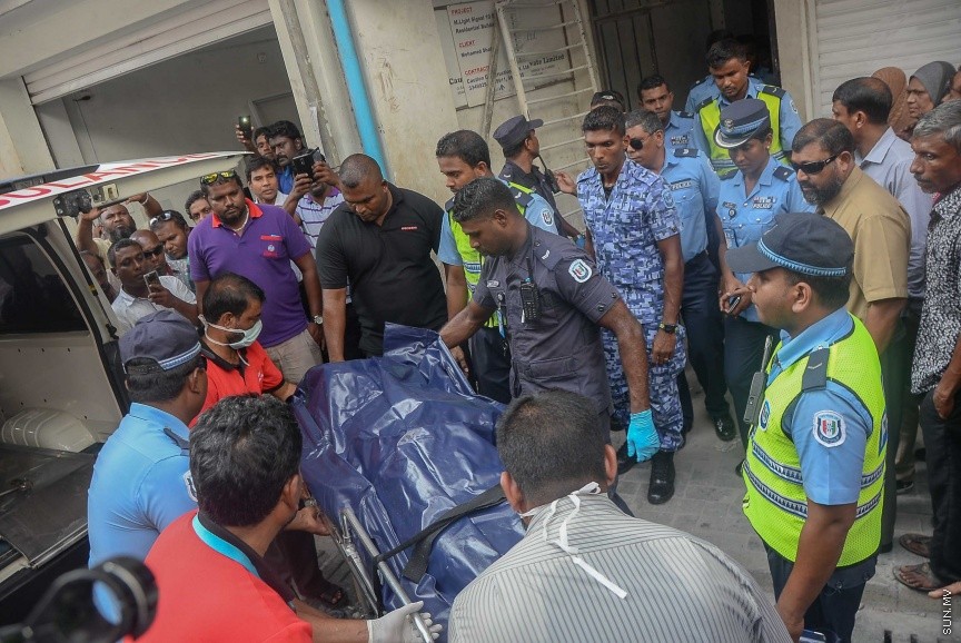 ޖެނުއަރީ 8، 2017: މާވެޔޮ މަގުގައި ހުރި މ. ލައިޓް ސިގްނަލް ގޭގެއިން މަރުވެފައި ތިބި ދެމަފިރިން ފެނުން:  ވިލުފުއްޓަށް ނިސްބަތްވާ އެ ދެ މީހުންގެ ތެރެއިން އަންހެން މީހާގެ އުމުރަކީ 40 އަހަރެ. އަދި ފިރިހެން މީހާގެ އުމުރަކީ 50 އަހަރު --- ސަން ފޮޓޯ/ މުހައްމަދު އަފްރާހް