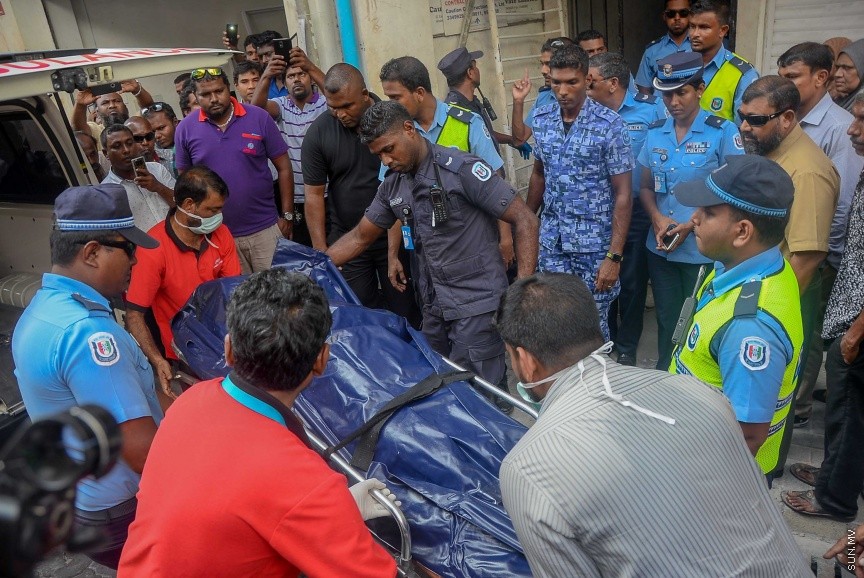 ޖެނުއަރީ 8، 2017: މާވެޔޮ މަގުގައި ހުރި މ. ލައިޓް ސިގްނަލް ގޭގެއިން މަރުވެފައި ތިބި ދެމަފިރިން ފެނުން:  ވިލުފުއްޓަށް ނިސްބަތްވާ އެ ދެ މީހުންގެ ތެރެއިން އަންހެން މީހާގެ އުމުރަކީ 40 އަހަރެ. އަދި ފިރިހެން މީހާގެ އުމުރަކީ 50 އަހަރު --- ސަން ފޮޓޯ/ މުހައްމަދު އަފްރާހް